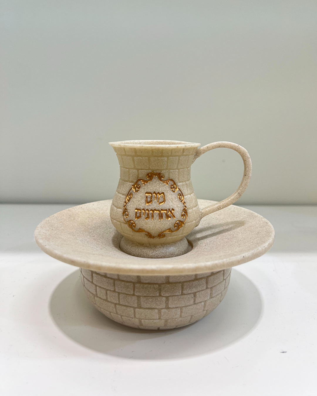 כלי מים אחרונים - בז'