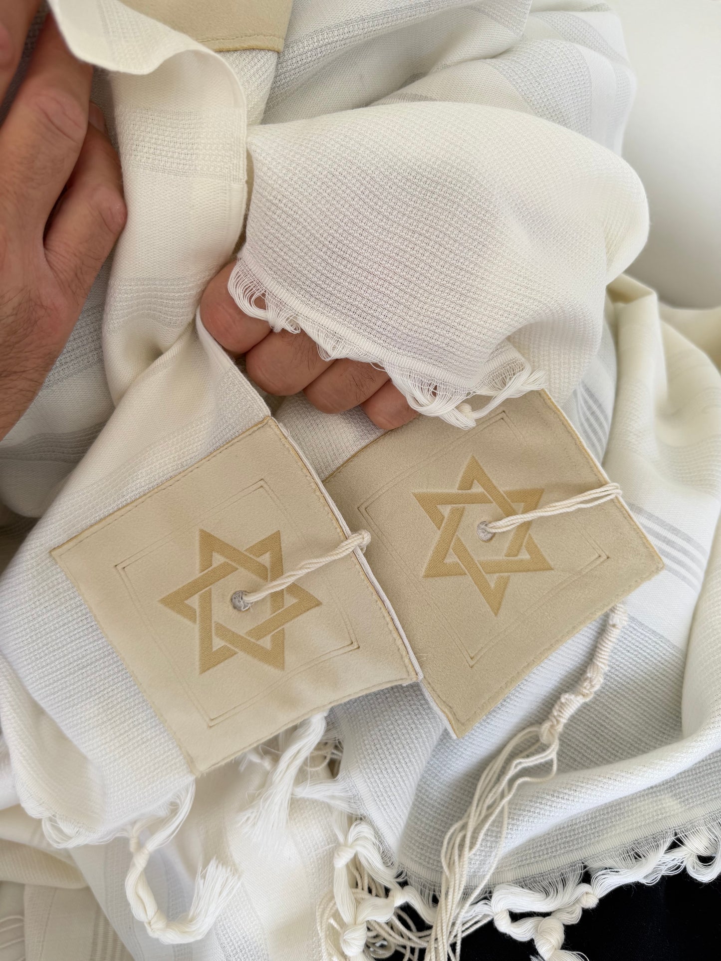 טלית מהודרת - דגם "מזמור לתודה" דמוי עור הפוך בז'