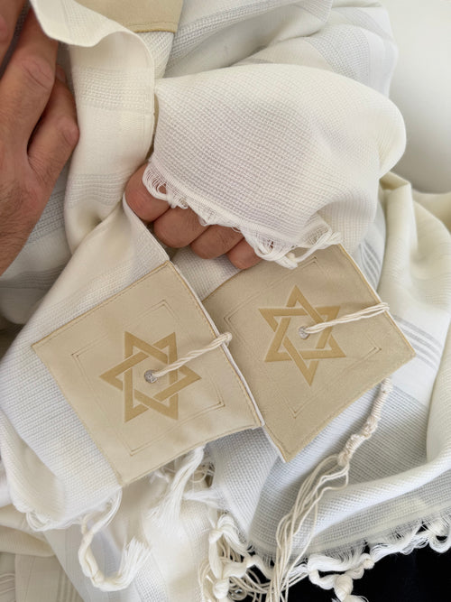 טלית מהודרת - דגם "מזמור לתודה" דמוי עור הפוך בז'